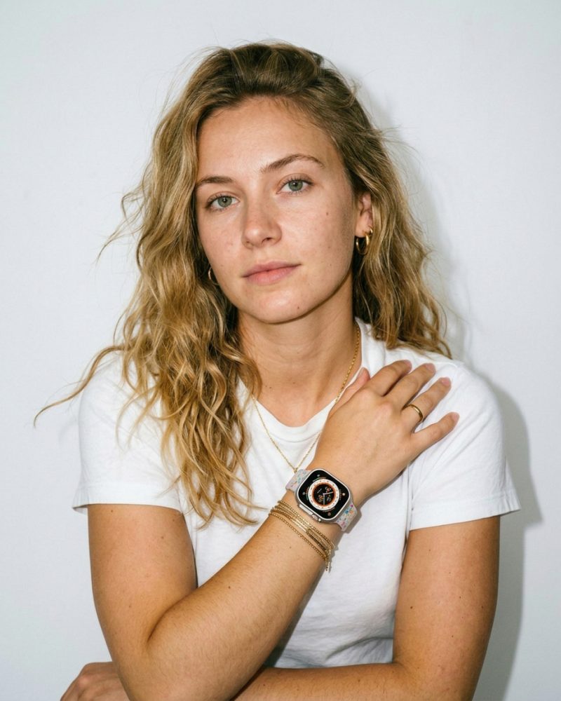 Jelly Sport Band – Transparent worn by a model