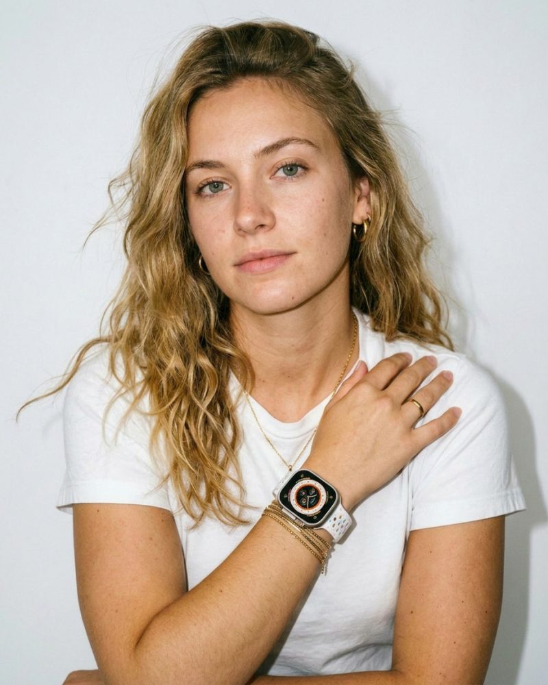 Jelly Sport Band – White worn by a model